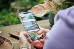 旅行者只需一部智能手机，即可搜索和预订各种旅行服务，开启他们的探索之旅。图自越通社