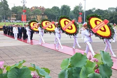 胡志明主席诞辰135周年：越南党和国家领导人入陵瞻仰胡志明主席遗容