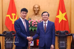 胡志明国家政治学院院长段明训副教授会见三星（越南）公司总经理罗基洪（Na Ki Hong）。图自越通社