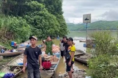 翻山涉水 保障受困群众基本生活需求