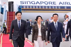 新加坡总理抵达河内 开始对越南进行正式访问。图自越通社