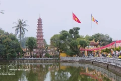 新春出游 民众踊跃前往镇国寺烧香祈福