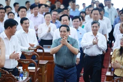越南政府总理范明政走访芹苴市选民。图自越通社