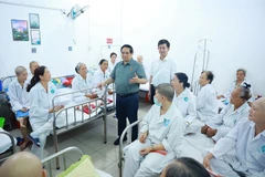 范明政总理看望慰问正在芹苴市肿瘤医院接受治疗的患者。图自越通社