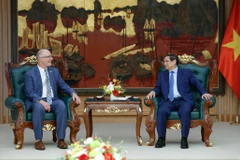 范明政总理会见美国众议院跨党派议员代表团