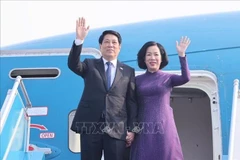 9月21日上午，越南国家主席梁强与夫人率领越南高级代表团离开首都河内，启程前往美国，出席第80届联合国大会高级别一般性辩论并开展一系列双边活动。图自越通社
