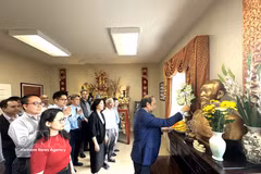 越南驻美国大使馆在华盛顿“越南之家”隆重举行上香仪式，深切缅怀胡志明主席的丰功伟绩。图自越通社