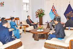 5月19日，越南驻新西兰兼驻斐济大使潘明江在斐济首都苏瓦向斐济共和国总统拉图·纳伊卡马·拉拉巴拉武递交国书。图自越通社