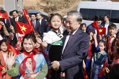 苏林总书记和奠边省西帕芬九年一贯制寄宿学校学生。图自越通社