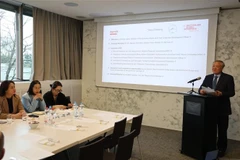 越南政府常务副总理阮和平在瑞士企业协会驻地发表讲话。图自越通社