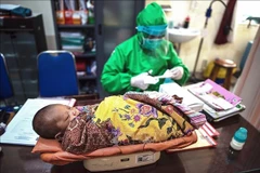 医务人员为儿童接种结核病疫苗。图自AFP/越通社