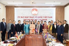 越南祖国阵线胡志明市委员会代表团与老挝建国阵线万象委员会、老挝建国阵线占巴塞省委员会代表团合影。图自越通社