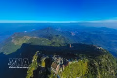 安子山坐落在越南层峦叠嶂的东北地区，多年来以海拔一千零六十八米的铜寺闻名远近。图自越通社