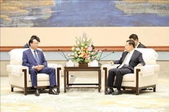 8月22日，越共中央委员、国会副主席、越中友好议员小组主席陈光方上将会见四川省委书记、省人大常委会主任王晓晖。图自越通社