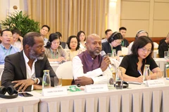 外国专家发表讲话。图自越通社