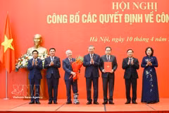 越共中央总书记、国家主席苏林向国会党委颁发2025—2030年任期人事决定