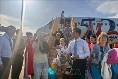 俄罗斯游客抵达富国国际机场。图自越通社
