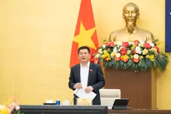 越南国会副主席、国会发展科技、创新和数字化转型指导委员会主任阮鸿延发表讲话。图自越南社会主义共和国国会门户网站