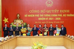 范明政总理授予国家主席关于任命两位副总理和三位部长的决定。图自越通社