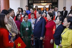 越南国会主席陈青敏会见马来西亚越南人代表。图自越通社