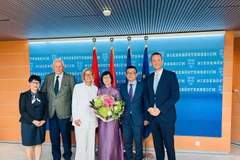 越南驻奥地利大使武黎太黄（左二）礼节性拜会下奥地利州州长约翰娜·米克尔－莱特纳。图自越通社