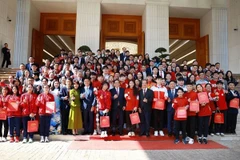 范明政总理会见国际竞赛获奖学生