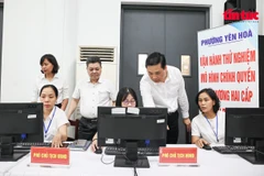 河内市安和坊领导在两级政府模式测试第一天检查信息技术系统。图自越通社