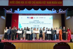 “了解美国”竞赛颁奖仪式。图自越通社