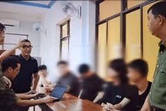 警方正在与一群非法入境人员进行询问。图自广义公安厅