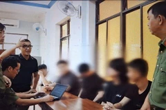 警方正在与一群非法入境人员进行询问。图自广义公安厅