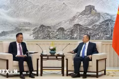 越共中央委员、兴安省委书记阮有义会见中共中央委员、中央对外联络部部长刘建超。图自越通社