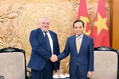 越共中央书记处书记、中央政策与战略部部长陈流光会见匈牙利社会党（MSZP）主席科姆亚蒂·伊姆莱（Komjáthi Imre）。图自越通社