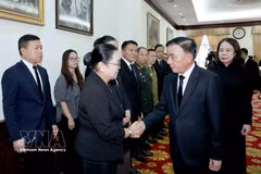 越共中央书记处常务书记陈锦秀率领越南党和国家高级代表团前往老挝驻越南大使馆吊唁老挝国会主席赛宋蓬·丰威汉，向老挝驻越大使坎葆·恩塔万表达了深切哀悼。图自越通社
