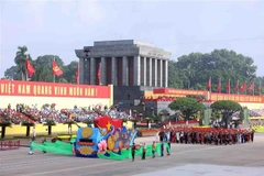 代表越南54个民族的方阵。图自越通社