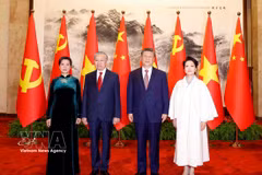 越共中央总书记、国家主席苏林及夫人与中共中央总书记、国家主席习近平及夫人合影。图自越通社