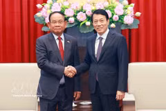 越南公安部部长梁三光会见柬埔寨内政部国务秘书Santibindit Chan Ean。图自越通社