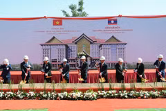越共中央政治局委员、越南公安部部长梁三光大将与老挝人民革命党中央政治局委员、中央书记处书记、政府副总理、公安部部长维莱·拉坎丰共同主持了老挝公安部安全指挥中心奠基仪式。图自越通社