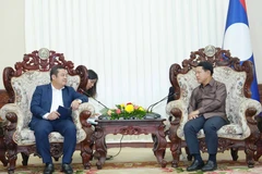 越南化工集团董事长冯光协向老挝政府副总理沙伦塞·贡马西及相关部委汇报了甘蒙省钾盐矿开采与加工项目的实施进展情况。图自越通社