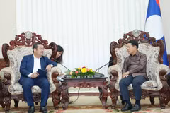 越南化工集团董事长冯光协向老挝政府副总理沙伦塞·贡马西及相关部委汇报了甘蒙省钾盐矿开采与加工项目的实施进展情况。图自越通社