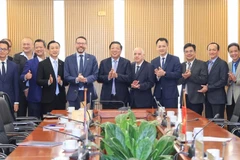 越南建设部部长陈鸿明在河内会见英国驻越南大使伊恩·弗鲁。图自VGP