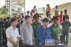 11月12日，金瓯省人民法院在金瓯省督江乡（Sông Đốc）按《刑法》第348条和第189条规定公开审理 “组织他人非法出境”和“非法运输货物过境”的两起案件。图自越通社