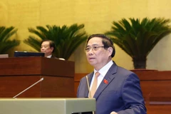 越南政府总理范明政于10月20日上午在第十五届国会第十次会议开幕式上作了2025年及2021—2025年经济社会发展五年计划实施结果报告。图自越通社