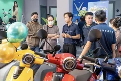 顾客亲临VFXanh门店体验电动摩托车。图自sggp.org.vn
