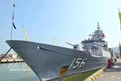 澳大利亚皇家海军的图文巴（HMAS Toowoomba）号护卫舰抵达仙沙港。图自越通社