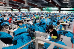 Maxport纺织公司为出口美国和欧盟市场缝制服装。图自越通社