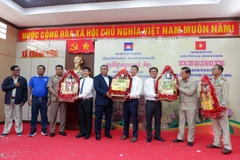 西宁省与柬埔寨柴桢省互赠礼物。图自越通社