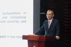曾担任世界银行高级副行长、北京大学新结构经济学研究院院长林毅夫教授在座谈会上发表讲话。图自Vietnam+