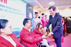表彰为国家体育事业争光的残疾运动员。图自越通社