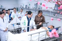 范明政总理春节前走访慰问白梅医院与越德友谊医院