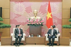 南国会副主席阮克定在河内会见老挝国会对外委员会主任萨尼亚·普拉塞特。图自baomoi.vn